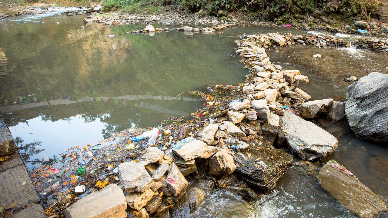 Verschmutzter Fluss Saubere Berge?