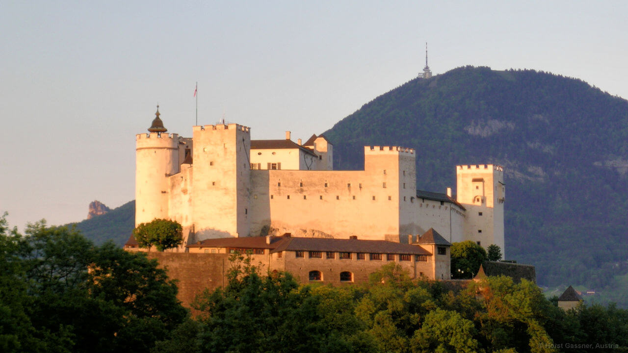 Stadtrundgang durch Salzburg - Festung Hohensalzburg im Abendlicht