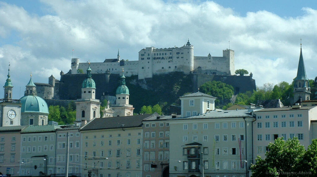 Festung Hohensalzburg vom Salzachkai aus gesehen