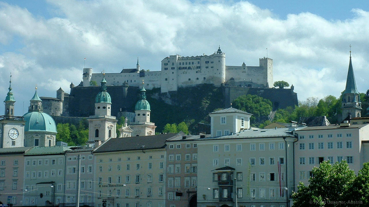 Festung Hohensalzburg vom Salzachkai aus gesehen