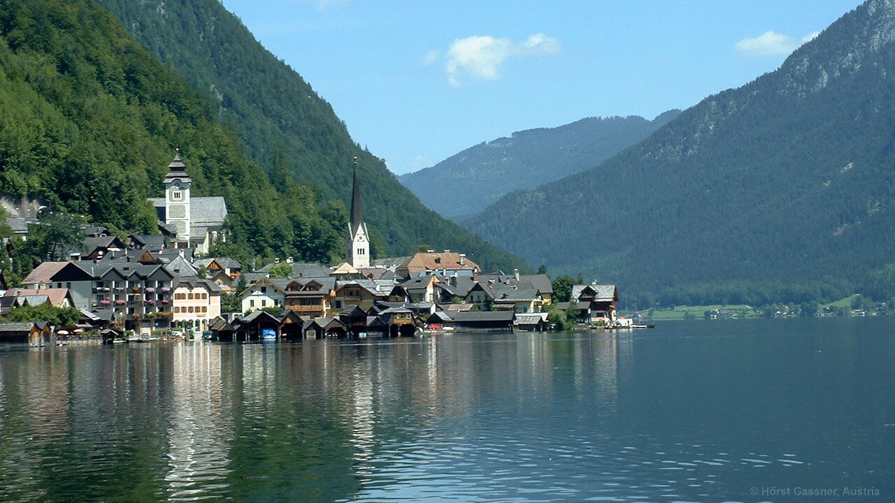 Hallstatt liegt direkt am Hallstättersee