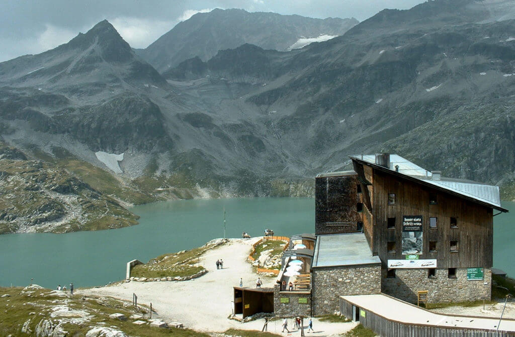 Das Alpinzentrum Rudolfshütte in der Weißsee Gletscherwelt