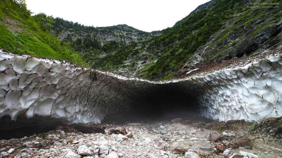 Wanderung zur Eiskapelle - der Grießbach formt geniale Höhlen