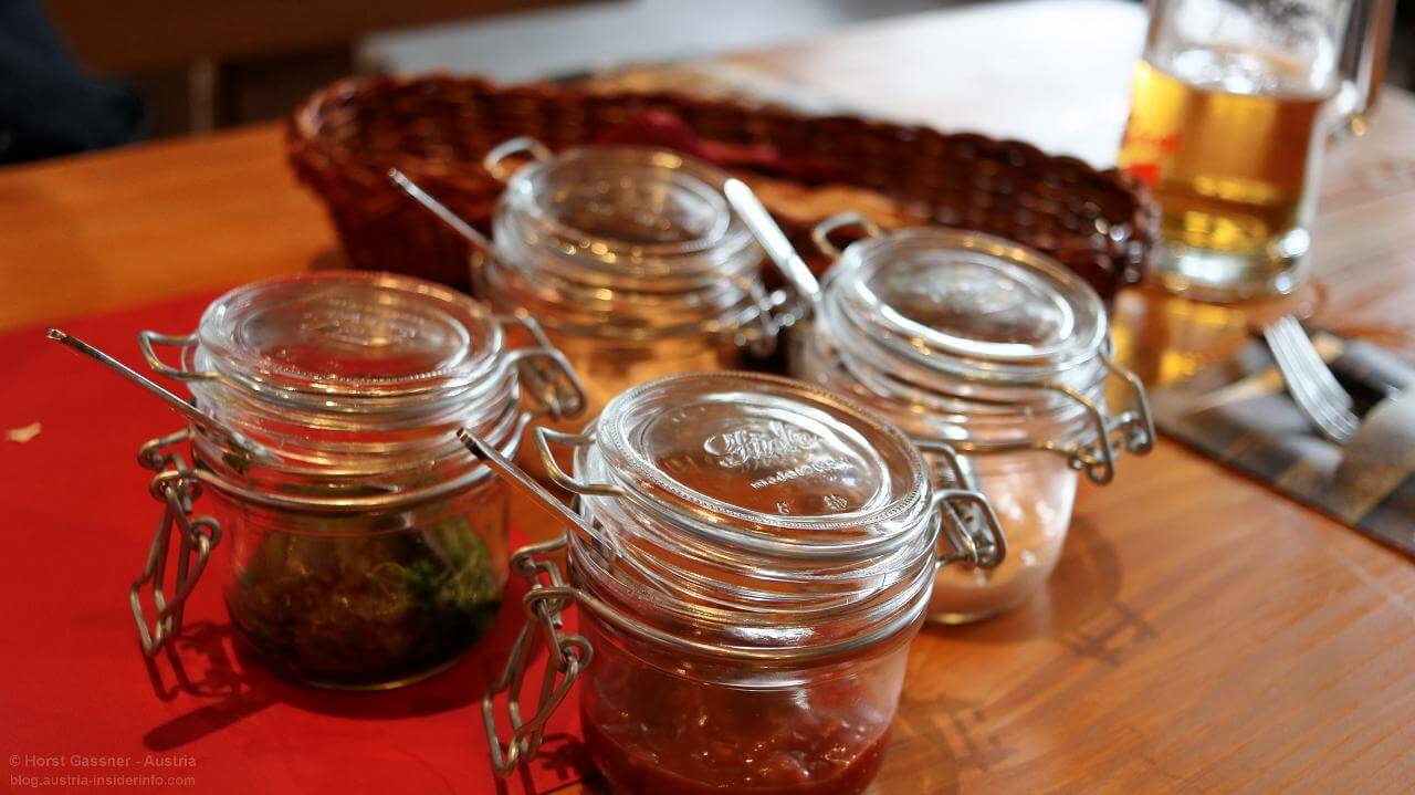 Saucen mit Brot zum Testen Saucen mit Brot zum Testen