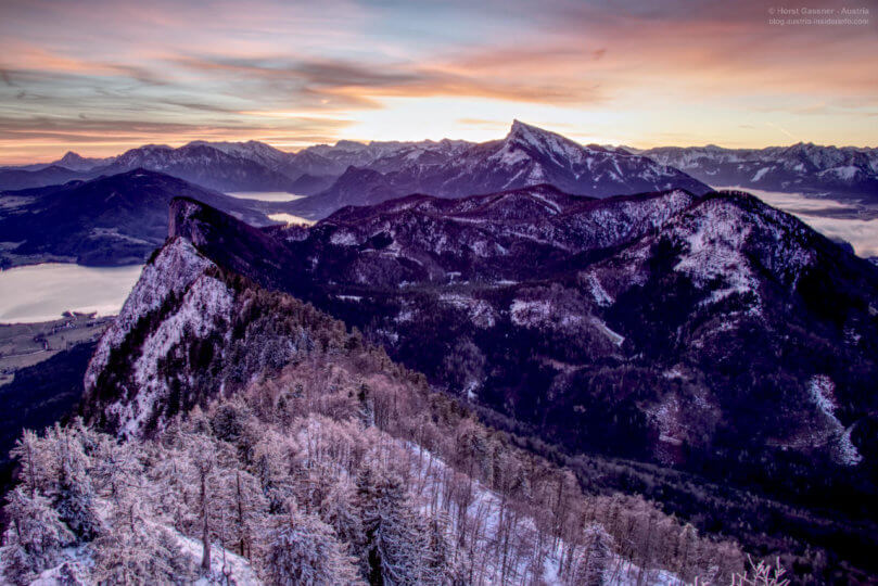 Sonnenaufgang über Bergen im Winter