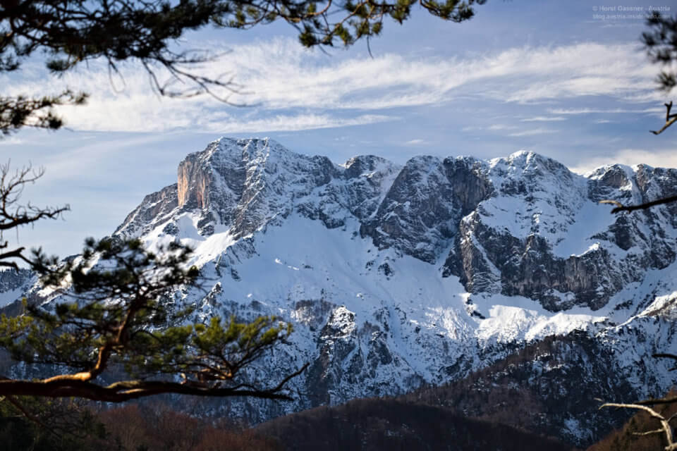 Berg mit Schnee bedeckt