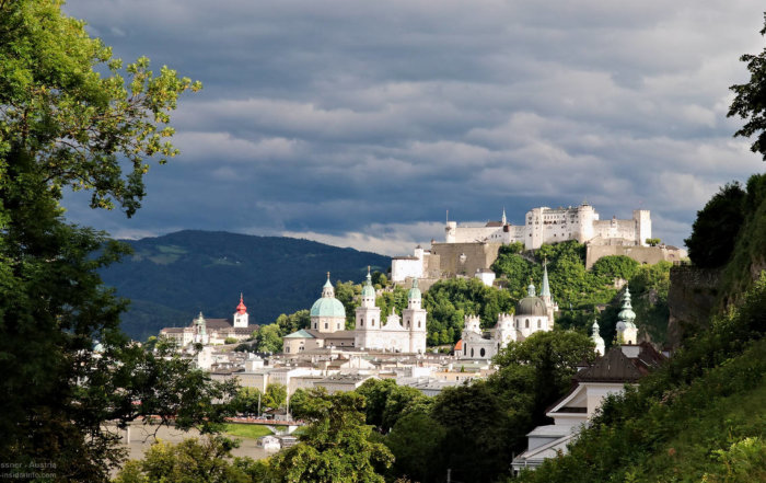 Blick auf die Stadt Salzburg mit Türmen und Festung