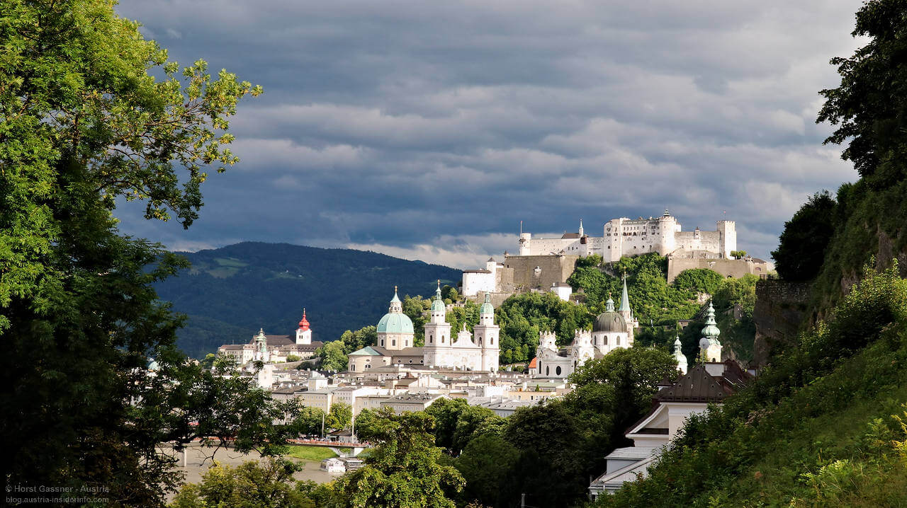 Blick auf die Stadt Salzburg mit Türmen und Festung