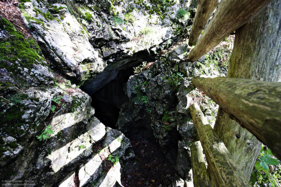 Eingang zur Bärenhöhle am Lidaunberg
