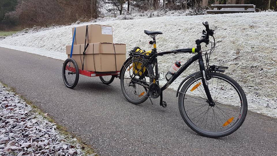 Tiny House selber bauen - Kaminrohr mit dem Fahrrad