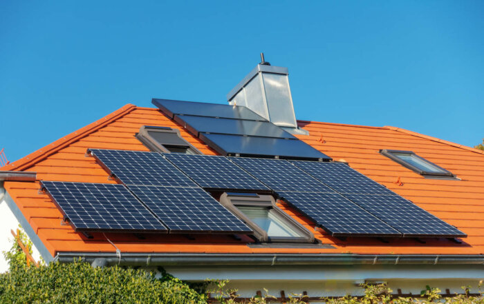 Solardachziegel vs. Photovoltaik - ein Dach mit Photovoltaik-Analge