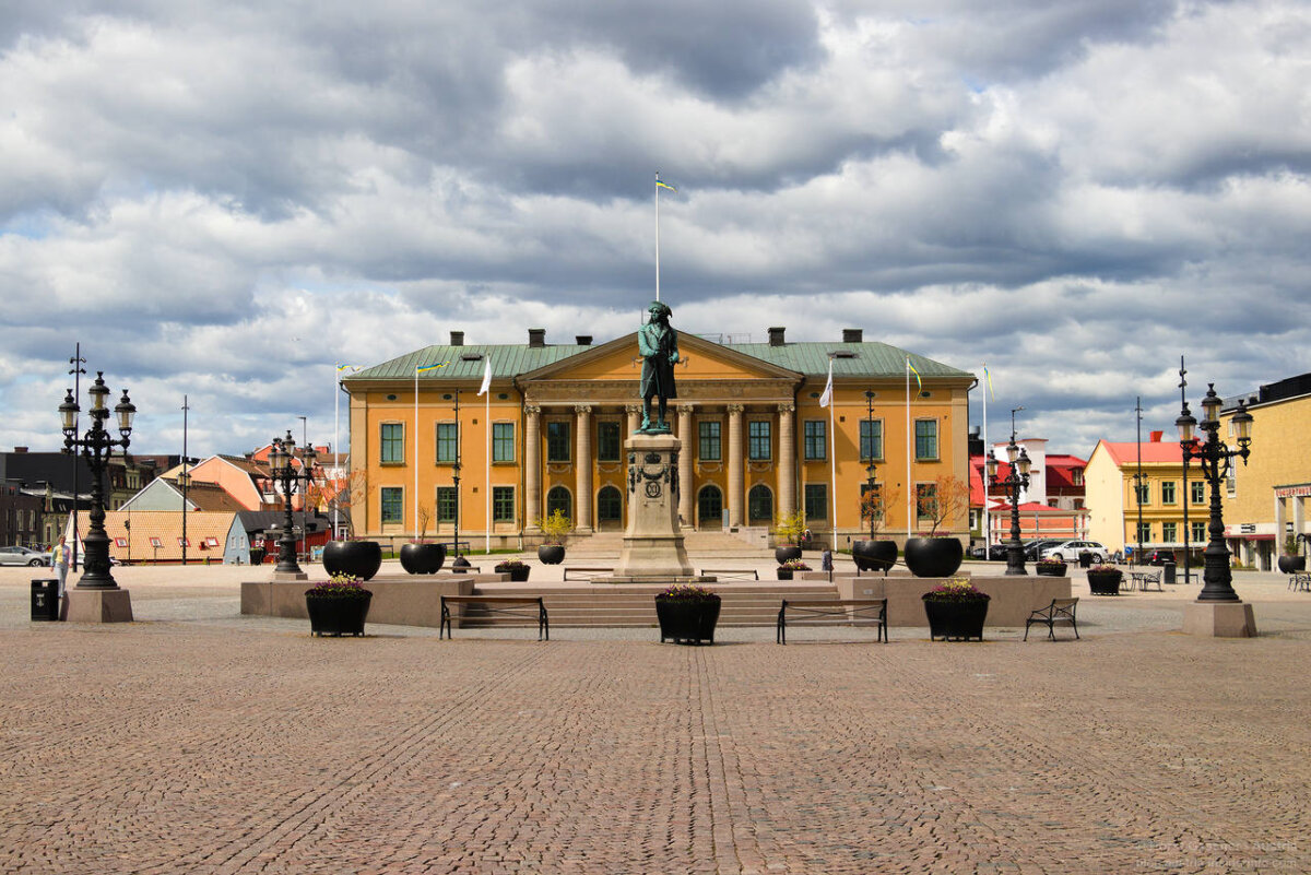 Gerichtsgebäude und Statue Karl XI, Karlskrona