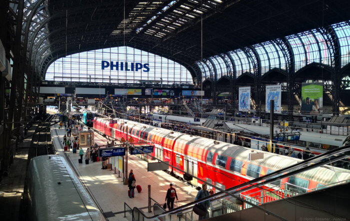 Mit dem Zug nach Norwegen: Bahnhofshalle in Hamburg, Blick auf die Gleise