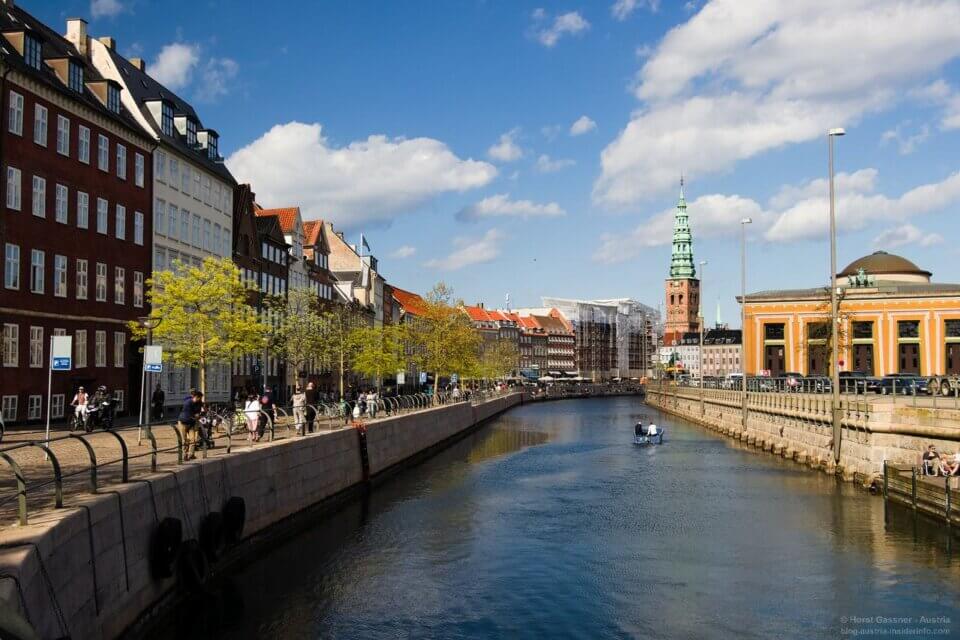 Kanal Nyhavn, Kopenhagen. Im Hintergrund die Holmens Kirke.